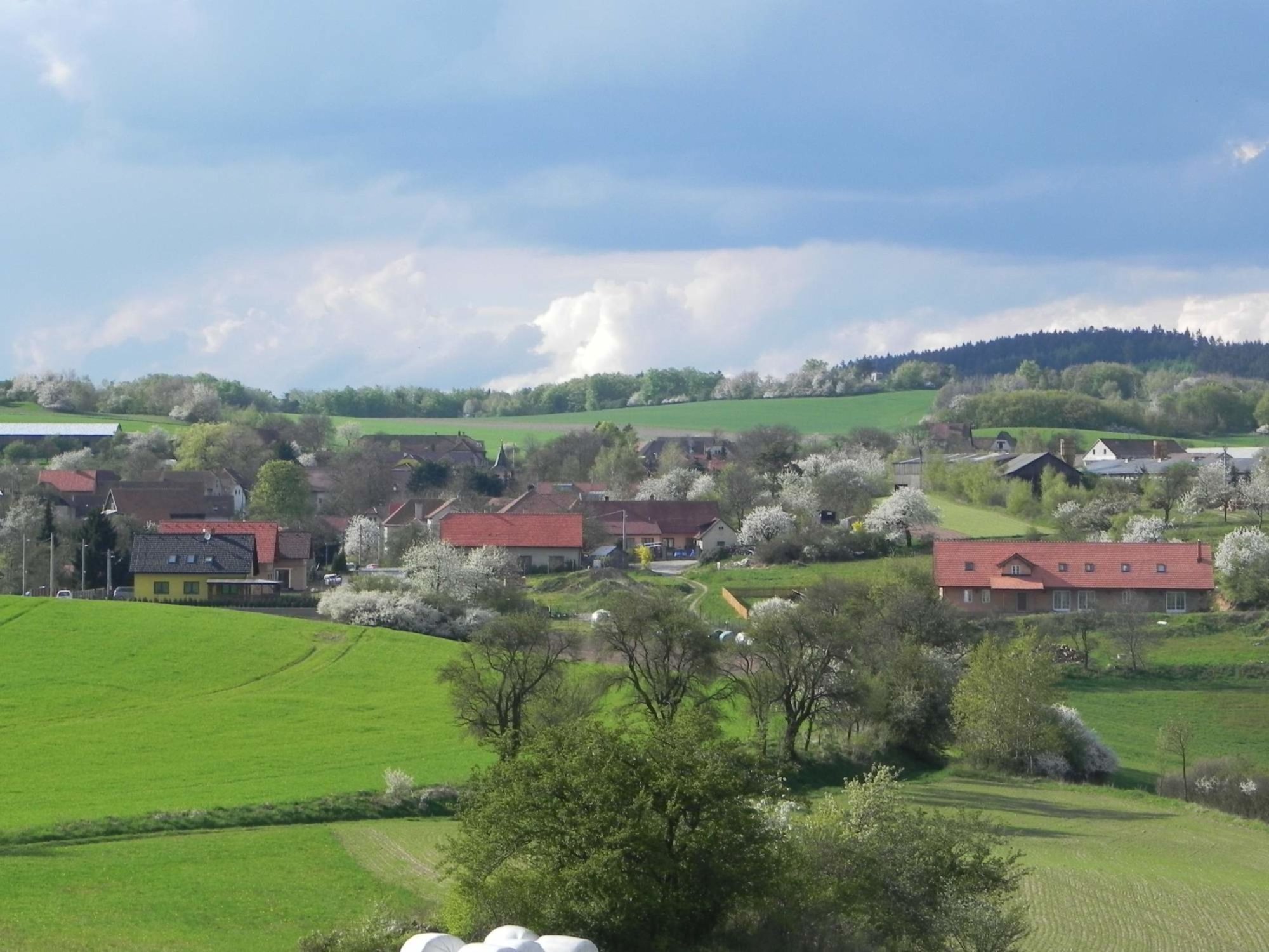 Pohled na Drahonín z okolních kopců